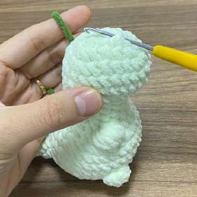 T-rex step photo: join the green yarn at the head