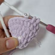 Triceratops step photo: bringing in the white yarn